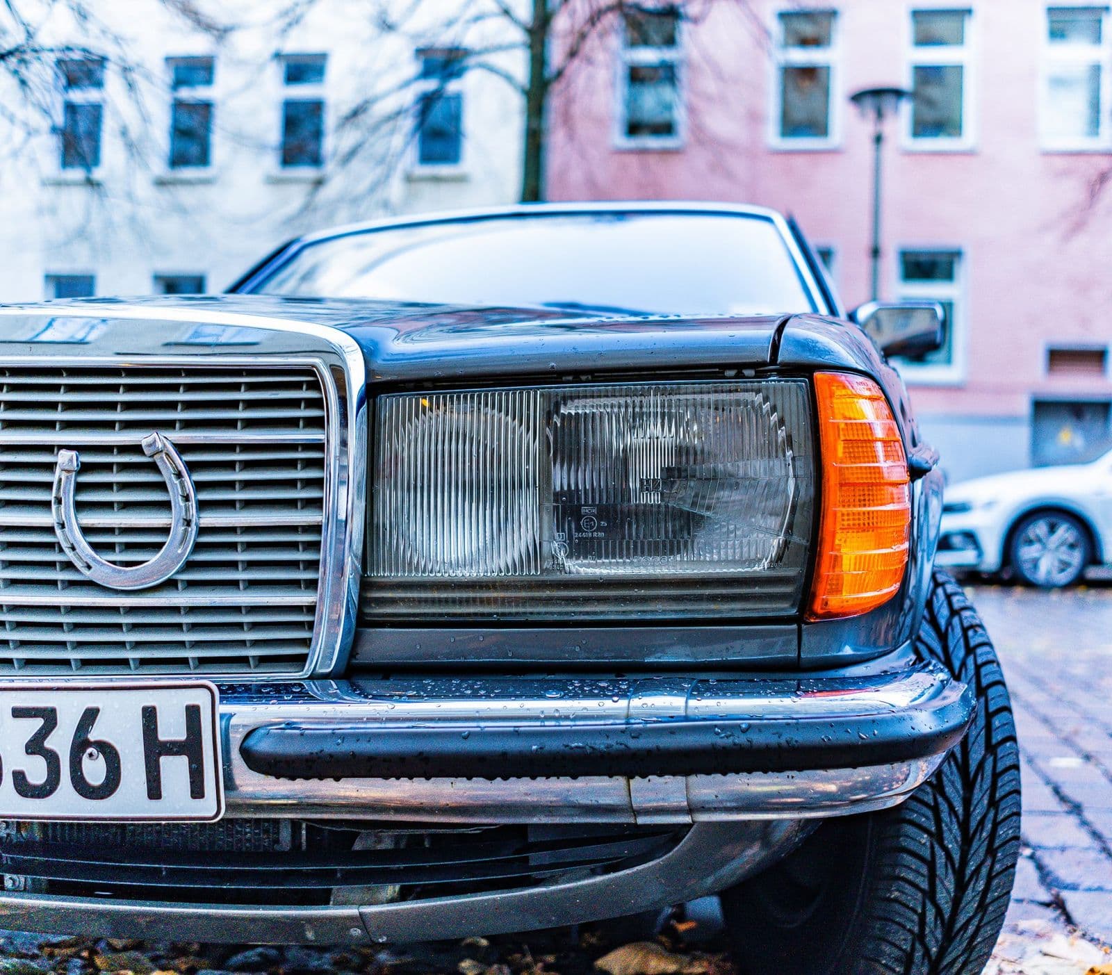 Mercedes-Benz W123 restaurado al aire libre — años 1970-80